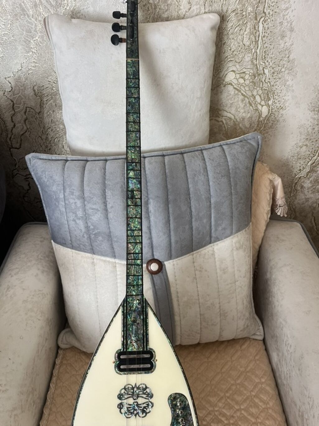 Elektrik saz – xüsusi bəzəkli, peşəkar səhnə üçün - Korpus: armud — Gitarlar və digər simli alətlər, Masazır