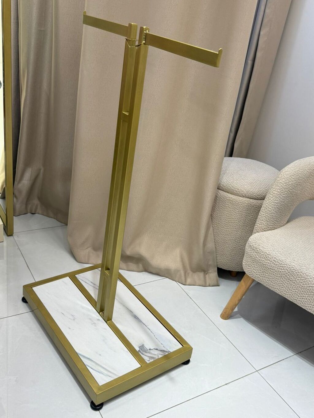 Qızılı rəngli sərgi/asqı stendi - Material: metal konstruksiya — Vitrini, Bakı (2)