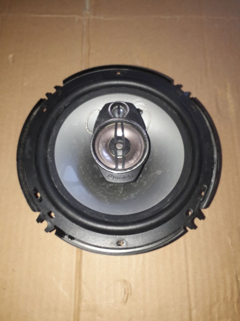 Dinamik Pioneer satılır. Gücü 30 vat maksimun. Diametri 16 sm.Maşından — Dinamiklər və akustik sistemlər, Bakı