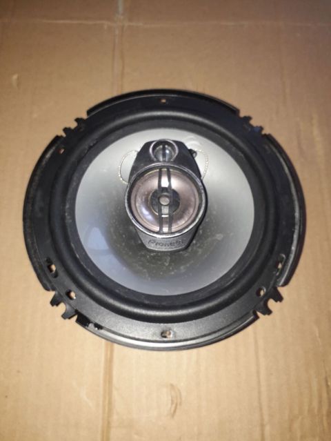 Dinamik Pioneer satılır. Gücü 30 vat maksimun. Diametri 16 sm.Maşından — Bakı