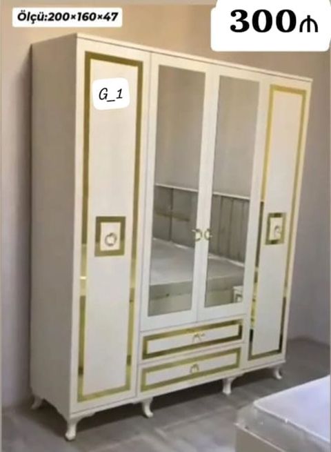 4 qapılı paltar şkafı. Model ağ rəngdədir və qızılı dekor xətlərlə — Sumqayıt