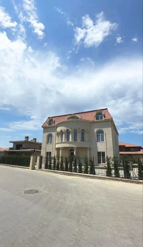 Satılır 8 otaqlı həyət evi/bağ evi 900 m² — Bakı