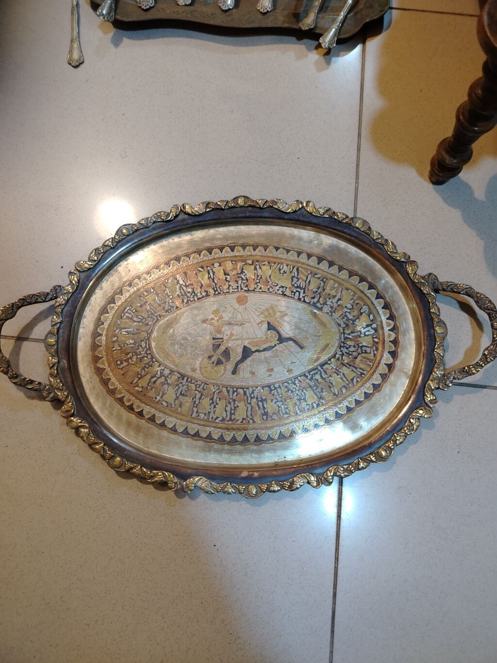 Metal sini/tray – əl işçiliyi ilə bəzədilmiş, iki tutacaqlı — Süfrə sərvisin üçün əşyalar, Güzdək (2)