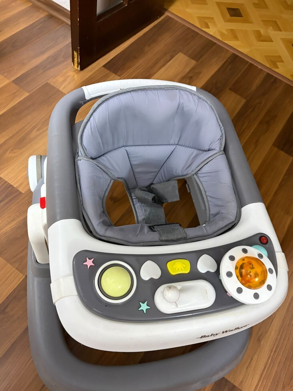 Uşaq gəzdirəni (Baby Walker) - Rəng: boz–ağ, yumşaq boz oturacaq — Kürəklər və yürüyüş aparatları, Bakı (2)