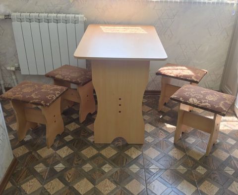 Mətbəx stolu,4 oturacaqla satılır 70 azn.Dəst çox yaxşı — Bakı