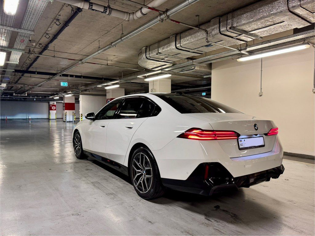 BMW 520, 2.0 L, 2025 il, 8 900 km — Avtomobillər, Bakı (3)