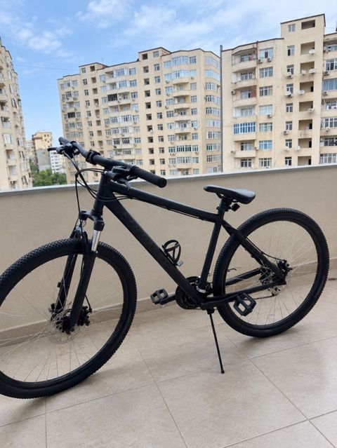 Dağ/şəhər tipli velosiped – mat qara rəng Xüsusiyyətlər: - Geniş — Bakı