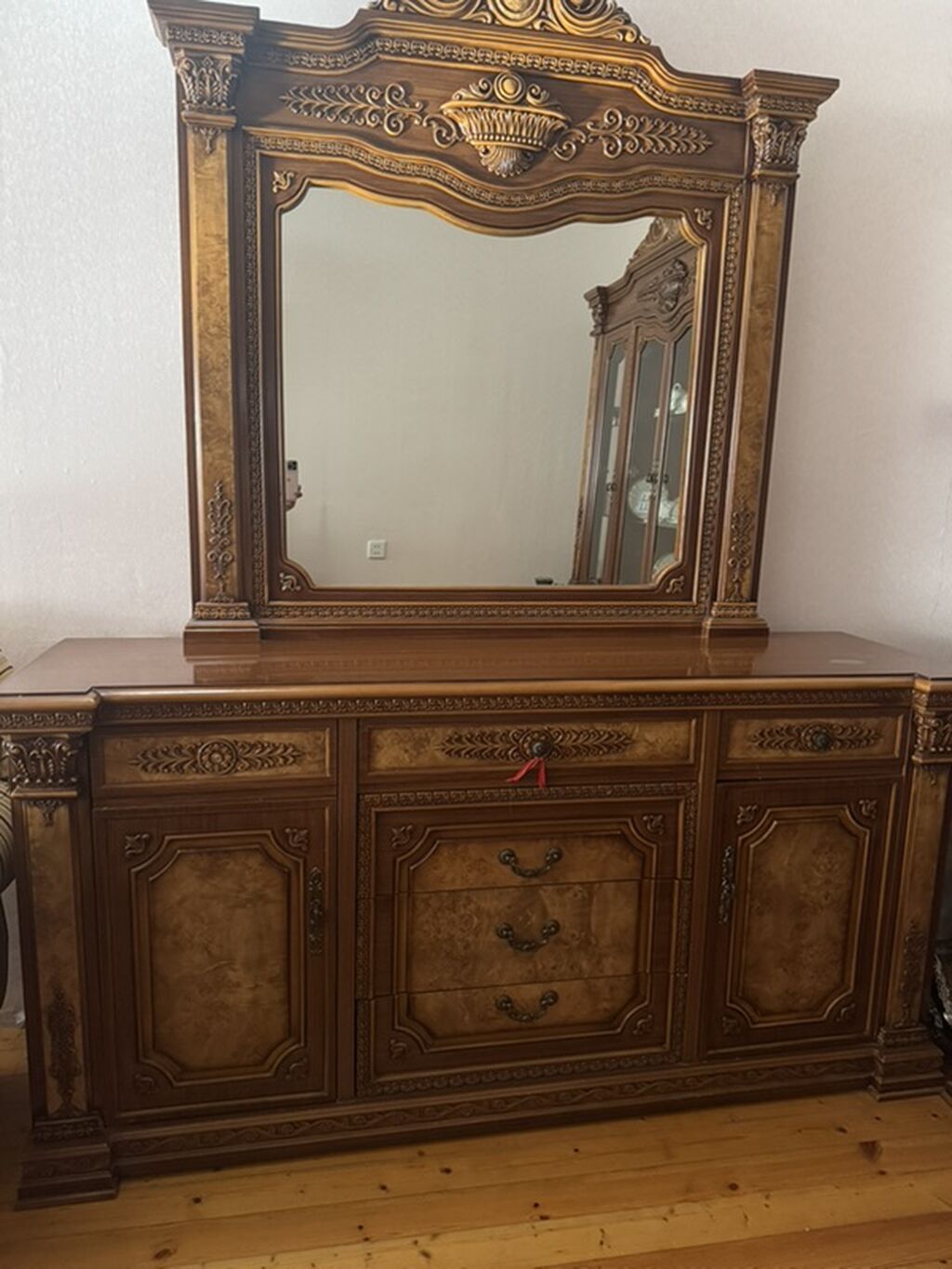 Klassik üslubda qonaq otağı mebel dəsti Tərkibi: - Şkaf-vitrin: 4 — Qonaq otağı üçün, Digah (3)