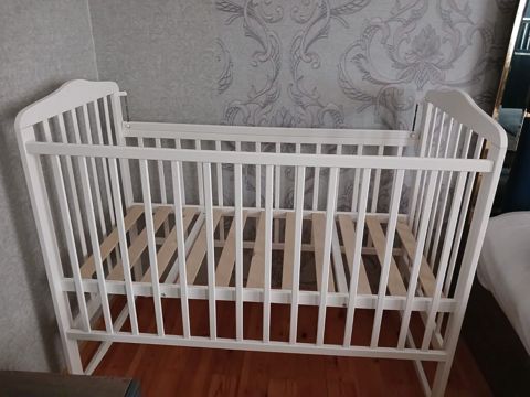 Ağ rəngli taxta uşaq beşiyi və döşəkçə dəsti - Material: keyfiyyətli — Masazır