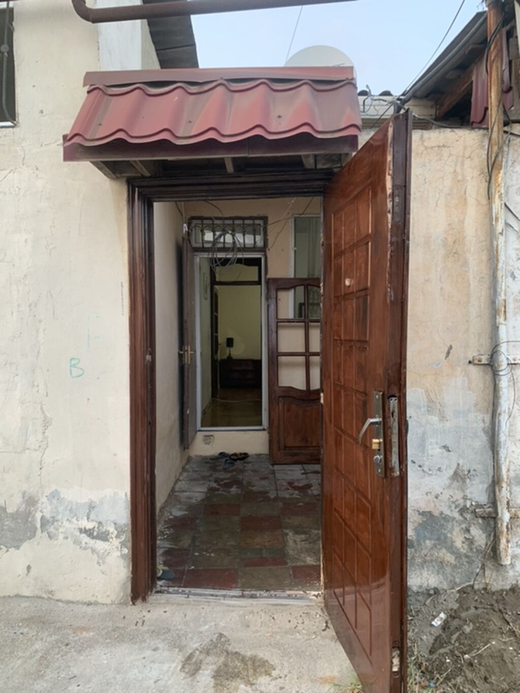 Plan: girişdə dəhliz, 2 yaşayış otağı, ayrıca kiçik mətbəx, sanitar — Ev, villa, Bakı (2)