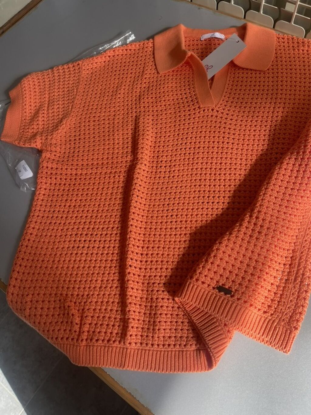 Narıncı rəngdə toxunma teksturalı polo sviter - Model: qısaqoll polo — Coqlular və səvətşər, Bakı (2)