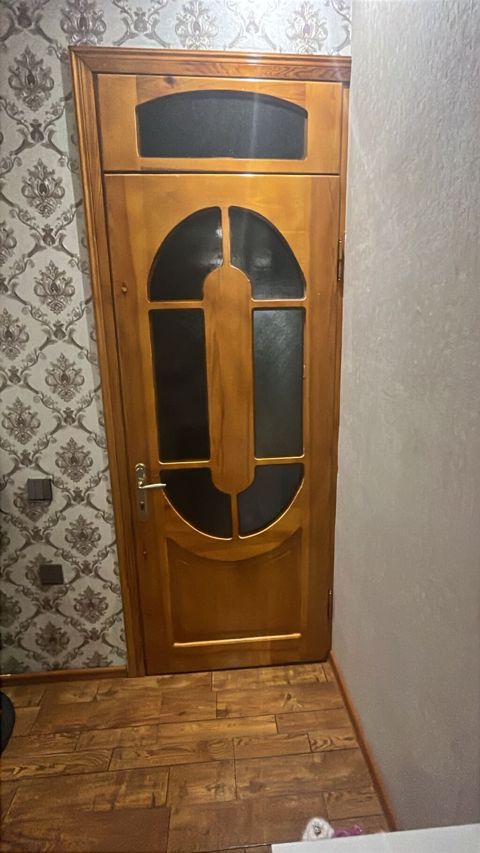 4 eded qapi satilir. Keyfiyyetli mohkemdir. 90×2.40. Qiymet 1 — Qobu