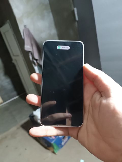 Smartfon – kompakt gövdə, düz kənarlı metal çərçivə, şüşə ön panel — Cəlilabad