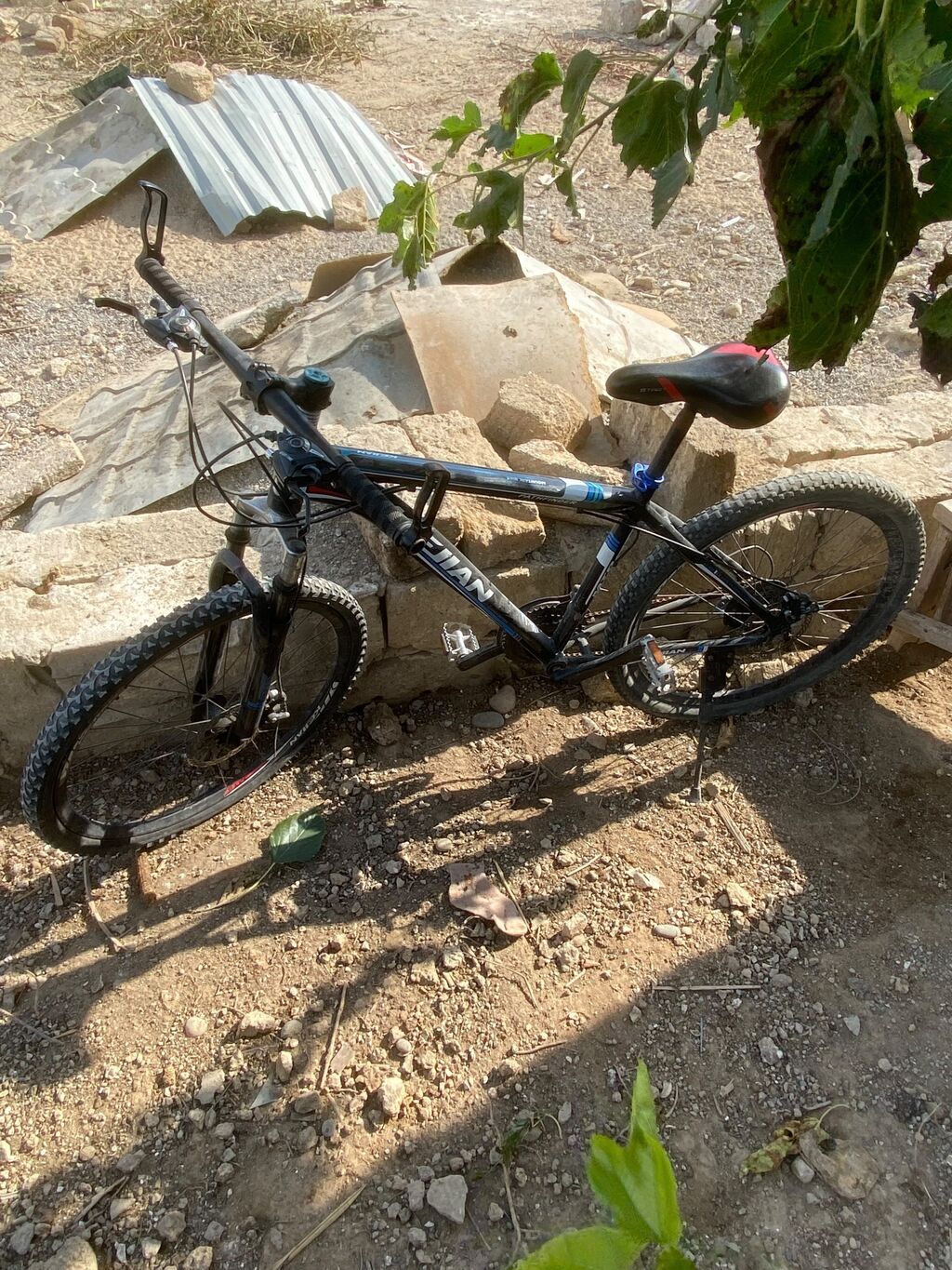 Dağ/trek velosipedi - Çərçivə: yüngül alaşımlı, Gıant loqolu qara — Dağ velosipedləri, Bakı (2)