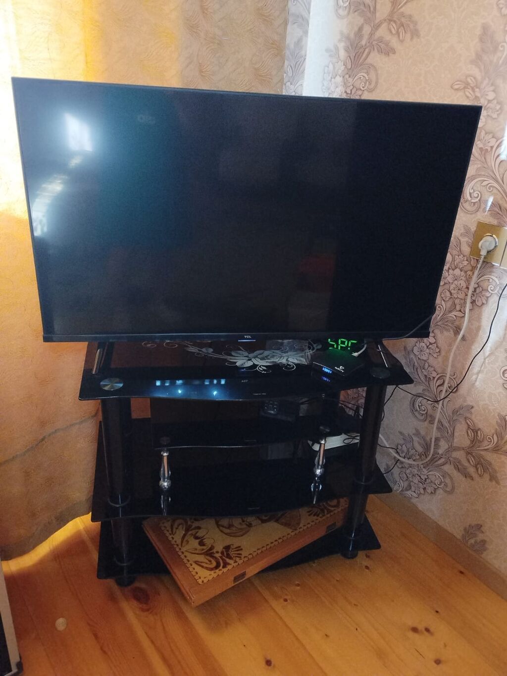 Şüşə TV stendi - Material: temperli şüşə (üst paneldə naxışlı qara — Televizor altlıqları və standlar, Sumqayıt (3)