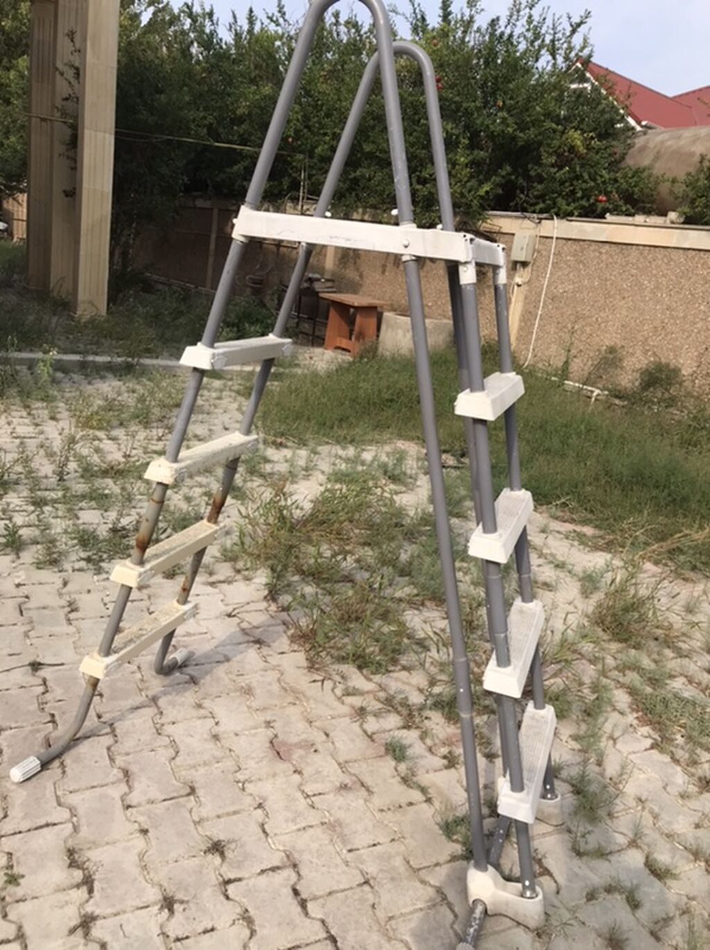 Hovuz nərdivanı – metal karkaslı, iki tərəfli A-formalı konstruksiya — Nərdivanlar, Novxanı (2)