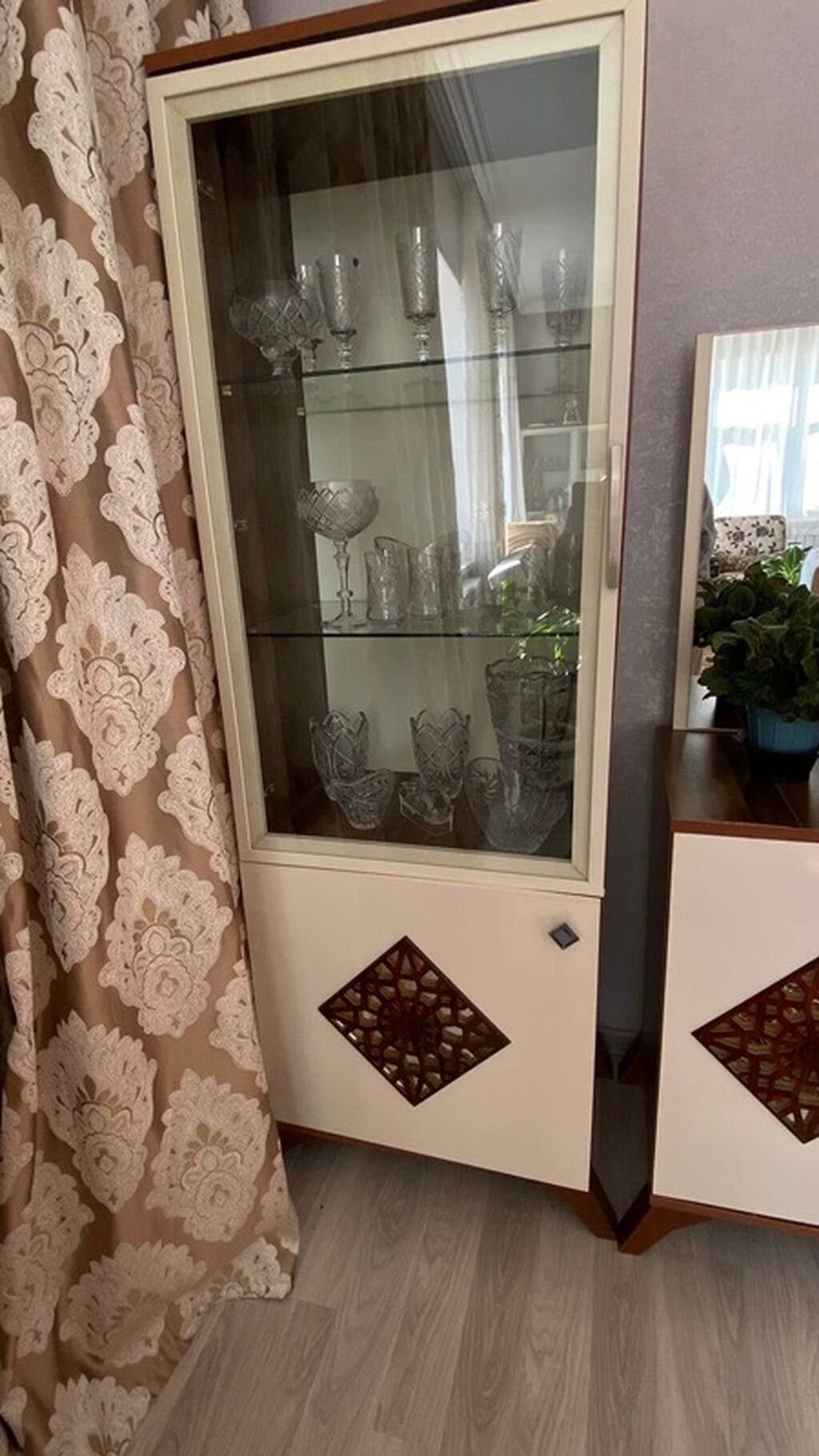 Qonaq otağı üçün mebel dəsti Tərkibi: - Şüşə vitrin şkafı: 2 şüşə — Qonaq otağı üçün, Qusar (2)