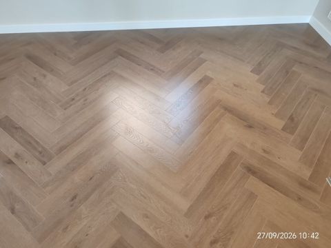 Parket döşəmə xidməti – balıqquyruğu (herringbone) və düz xətt dizaynı — Bakı