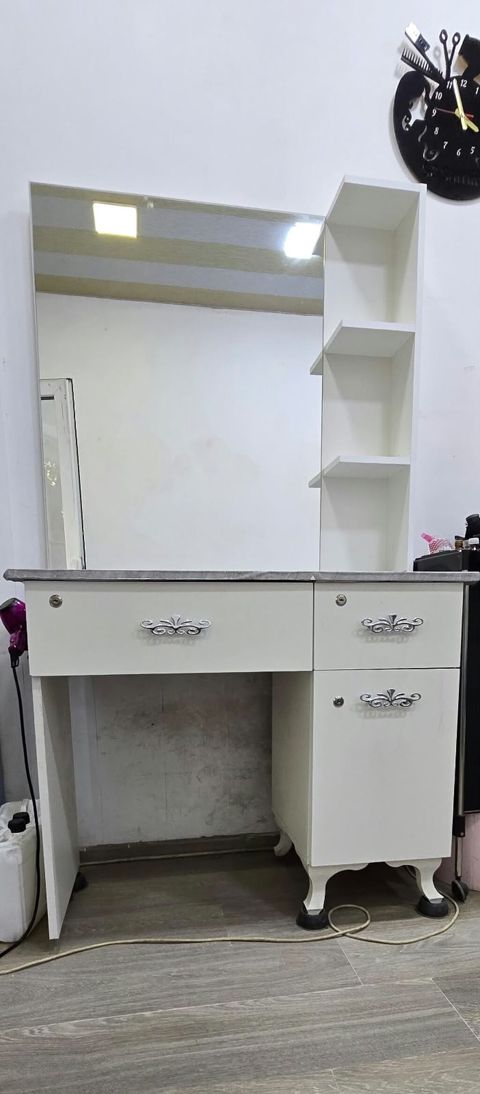 İşlənmiş, Makiyaj üçün masa, Güzgülü — Digah
