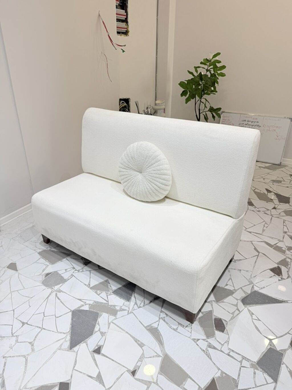 Minimalist iki nəfərlik divan - Rəng: qarlı ağ - Üslub — Divanlər, Bakı
