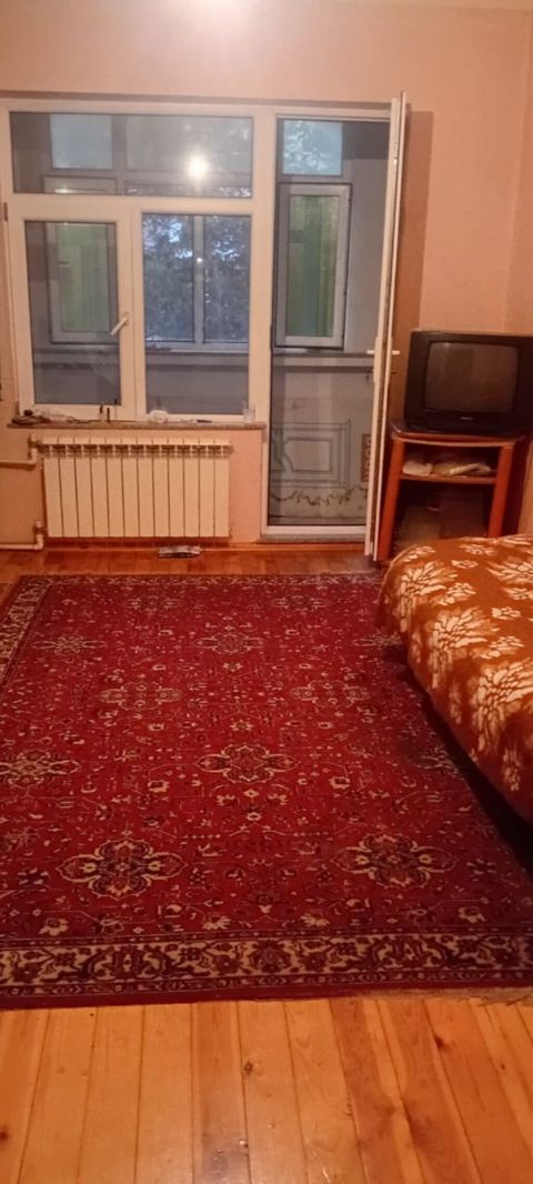Xalqlar Dostlugu metrosu, Nazlı şadlıq sarayının, Podium mallin ve — Bakı