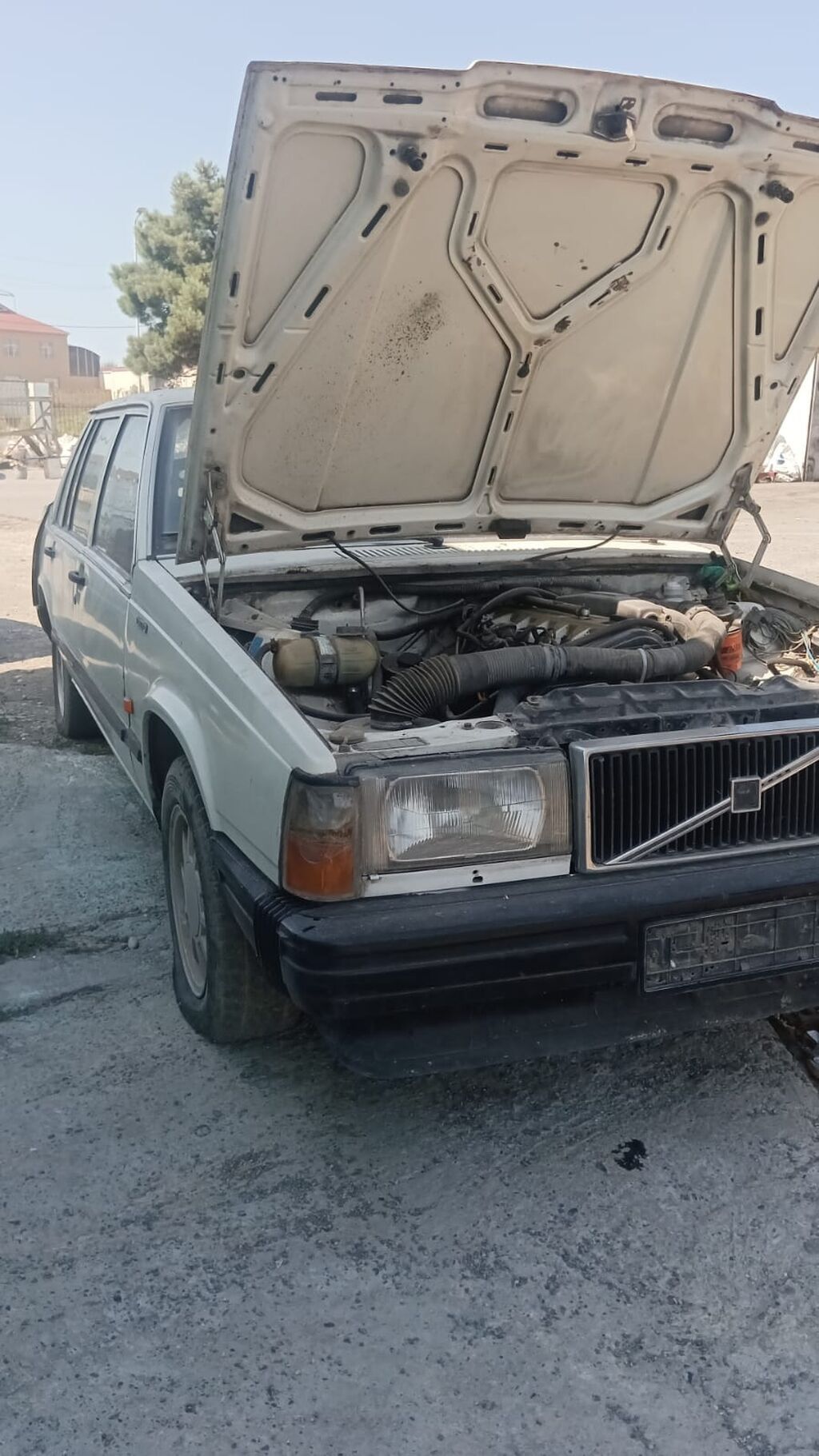 Volvo sedan, ağ rəng, klassik küncəl dizaynlı kuzov. - Kuzov: 4 — Avtomobillər, Saray (4)