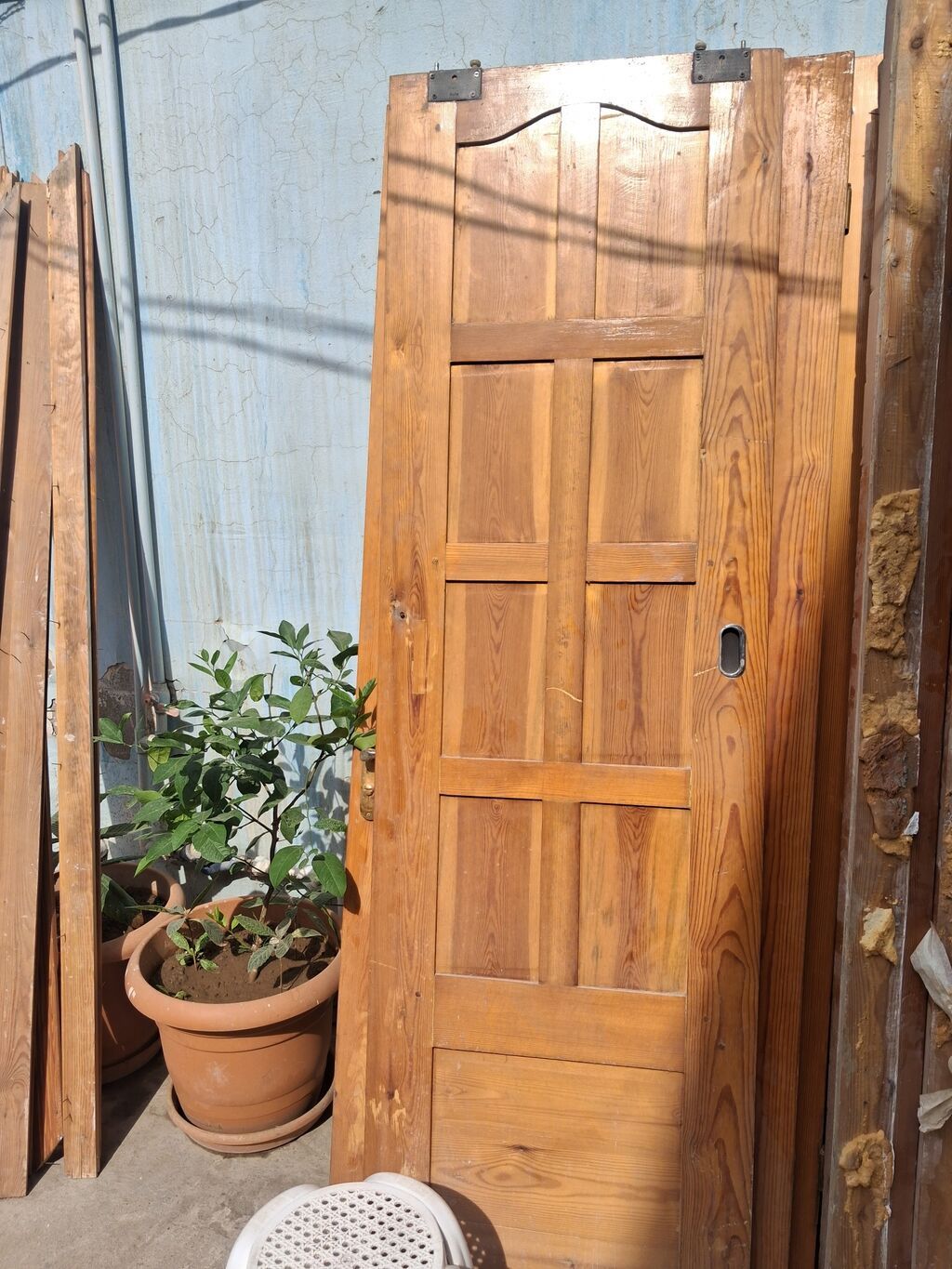 4 ədəd qapı 2 ədədi balaca 2 ədədi böyük.çərçivələri bəziləri var — Pəncərələr, qapılar, balkonlar, Bakı (2)