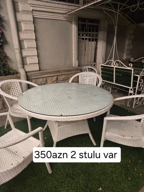 Unvan azadliq sekineAçıq havada istifadə üçün dairəvi süfrəli ağ — Digah