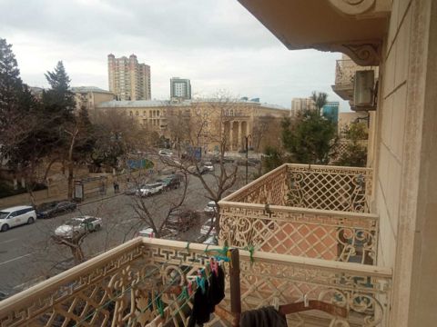 Satılır 4 otaqlı köhnə tikili 100 m² — Bakı