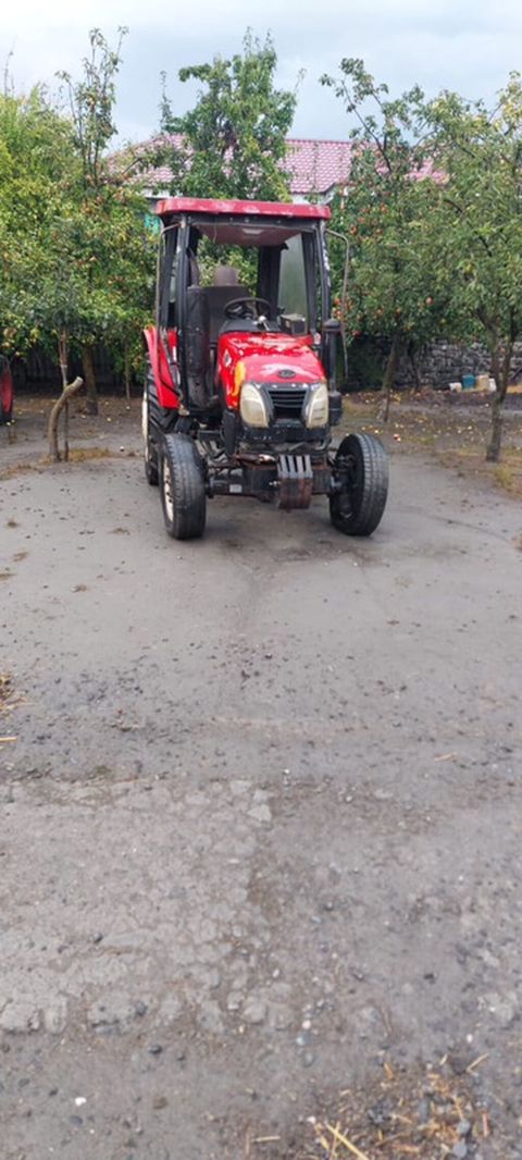 YTO mini traktor – kabinli, 4 təkərli, arxa asqı sistemi və PTO çıxışı — Qax