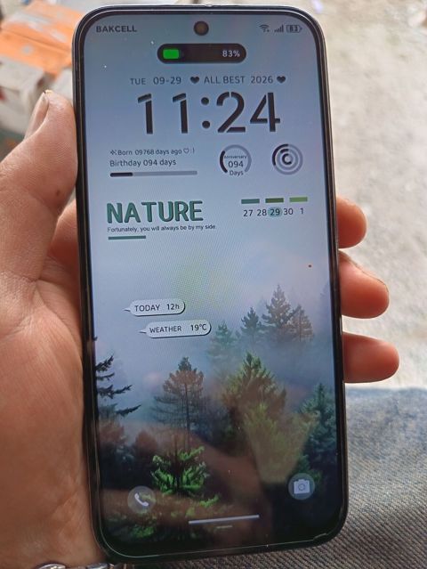 Smartfon - Ekran: Ön hissədə ön kamera üçün “pill” kəsiyi olan tam — Gəncə