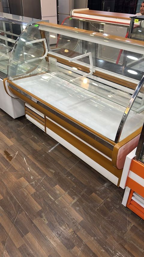 Soyuduculu vitrin – mağaza/kafe/şirniyyat və ət-bölməsi üçün - Önü — Digah