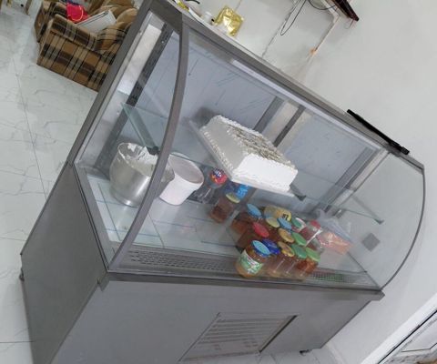 Vitrin soyuducu satılır. Qiymət: 550 AZN Təxmini ölçüsü 2 metrdir — Bakı