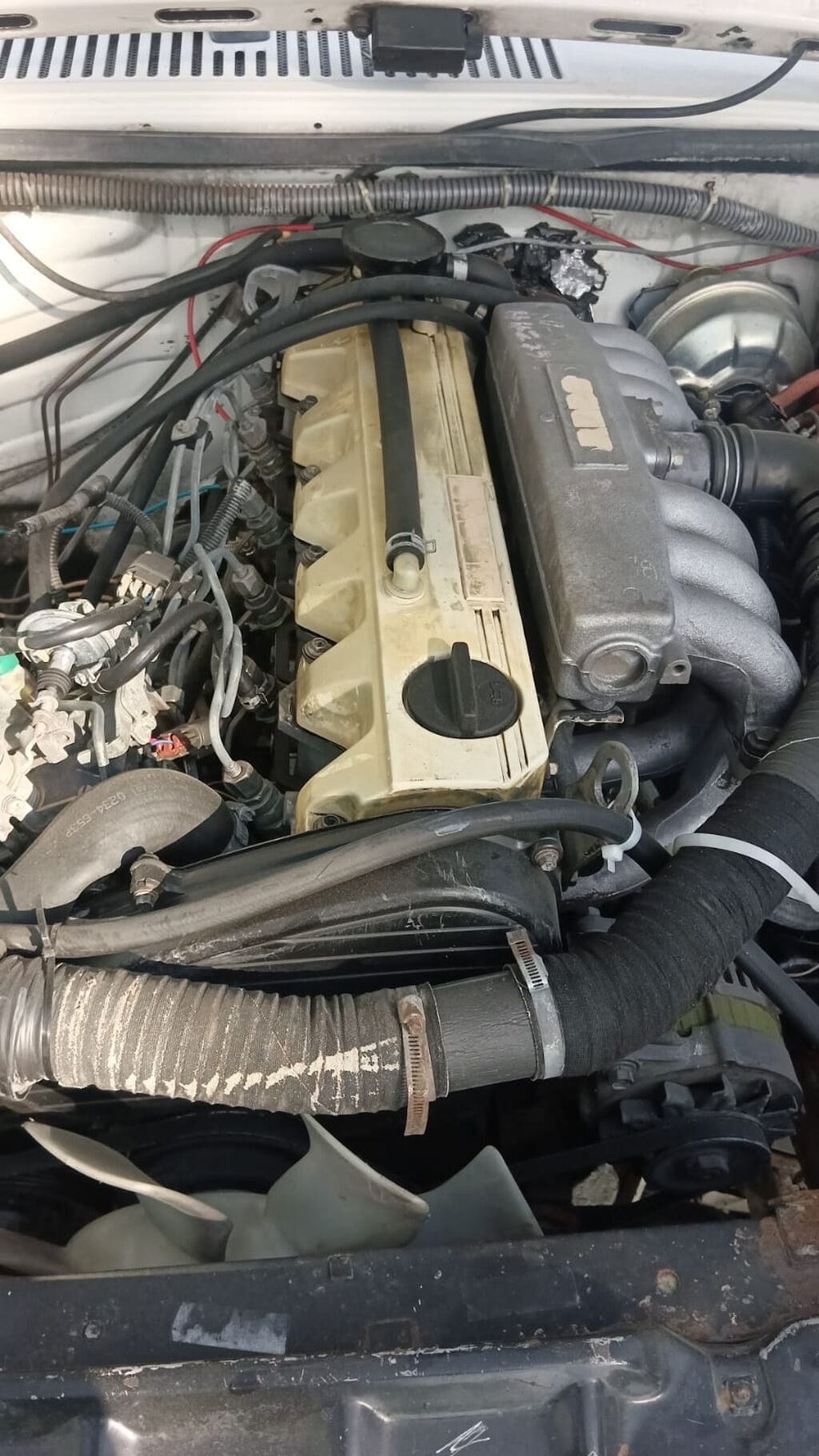 Volvo sedan, ağ rəng, klassik küncəl dizaynlı kuzov. - Kuzov: 4 — Avtomobillər, Saray (3)