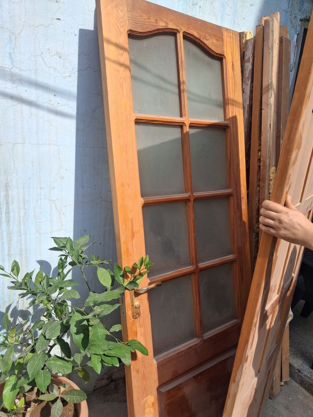 4 ədəd qapı 2 ədədi balaca 2 ədədi böyük.çərçivələri bəziləri var — Pəncərələr, qapılar, balkonlar, Bakı (3)