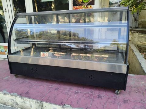 Vitrin soyuducu satılır — 900 AZN - Şüşə ön vitrinli, üçsəviyyəli rəf — ikinci el mallarin satisi — Soyutma vitrinləri