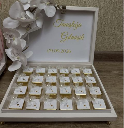 Tanışlığa Gəlmişik xatirə qutusu – fərdi dizaynlı şokolad seti - Ağ — Giftbuket_baku