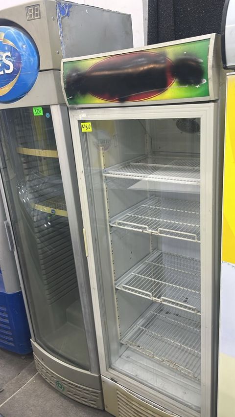 Şüşə qapılı vitrin tipli soyuducu. Məhsulların nümayişi və soyudulmuş — Digah