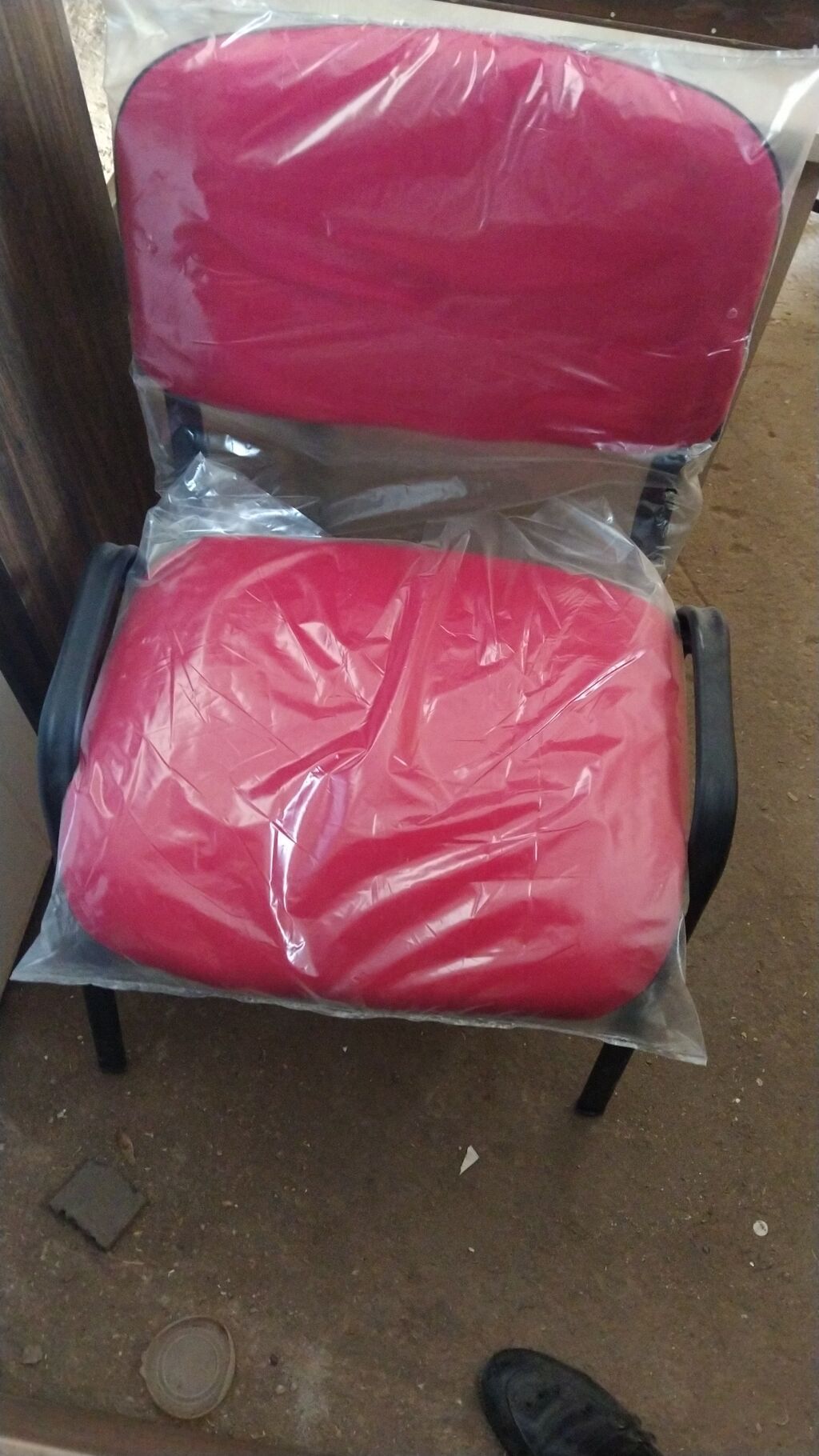 Qırmızı rəngli ofis/qonaq stulu 8 eded movcuddur - Ergonomik arxa — Ofis mebeli, Bakı