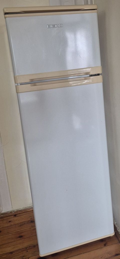 Beko iki qapılı soyuducu - Üst hissədə dondurucu bölmə, metal rəflə — Bakı