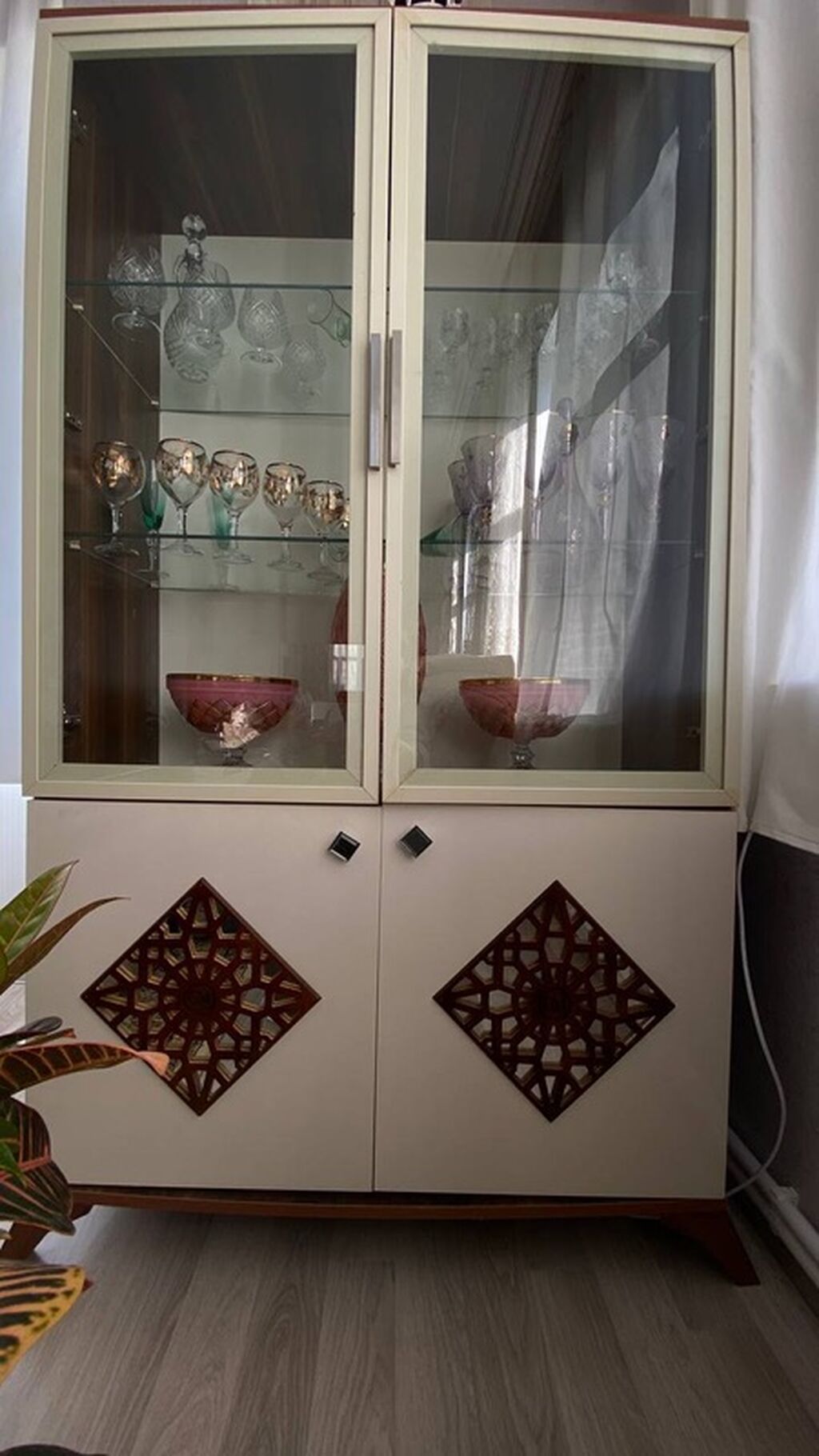 Qonaq otağı üçün mebel dəsti Tərkibi: - Şüşə vitrin şkafı: 2 şüşə — Qonaq otağı üçün, Qusar (6)