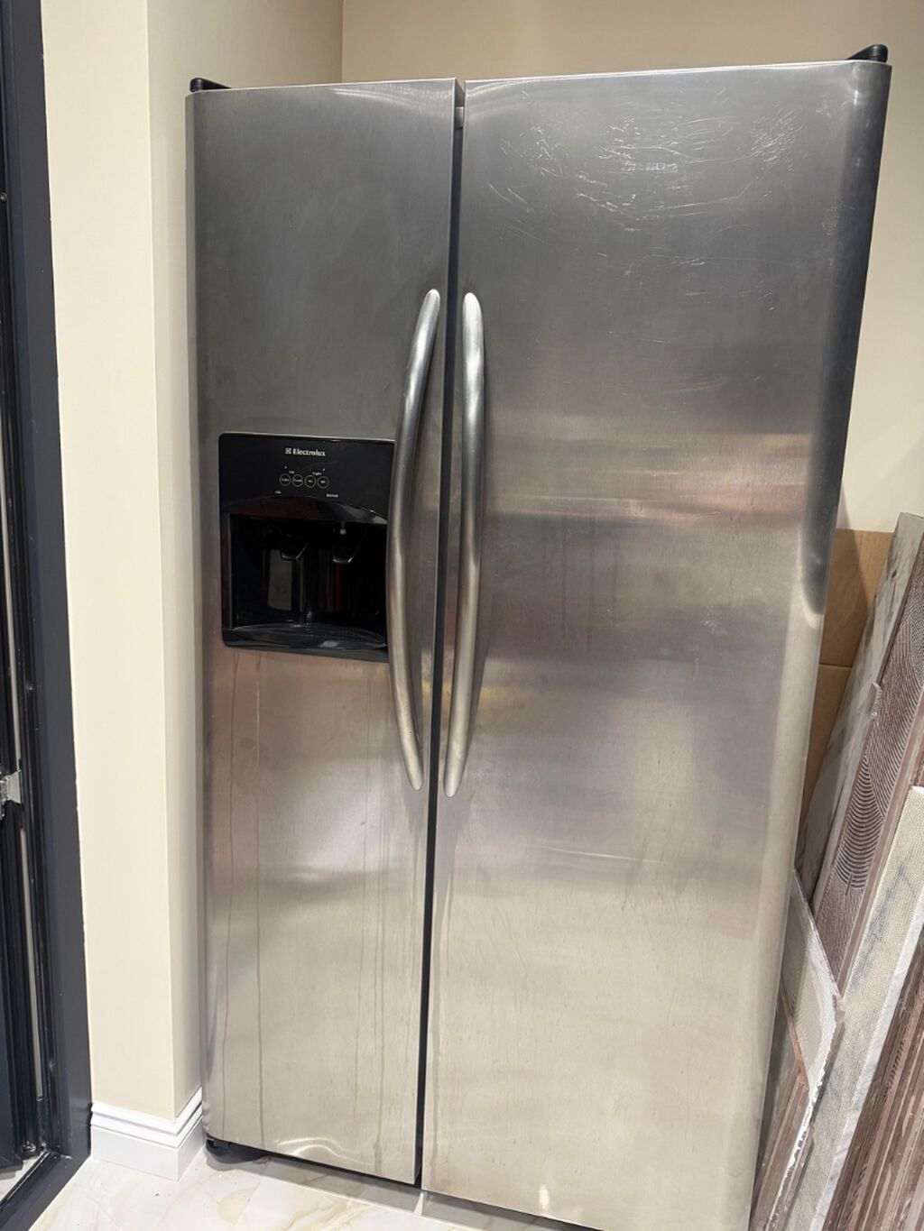İşlənmiş 2 qapılı Electrolux Soyuducu Satılır, rəng - Gümüşü, Dispenserli — Soyuducular, Bakı