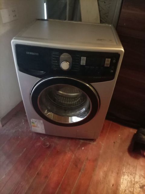 Paltaryuyan Samsung 230azn. 6kqdir. Ishlekdir. Unvan Hovsan. *N17 — Bakı