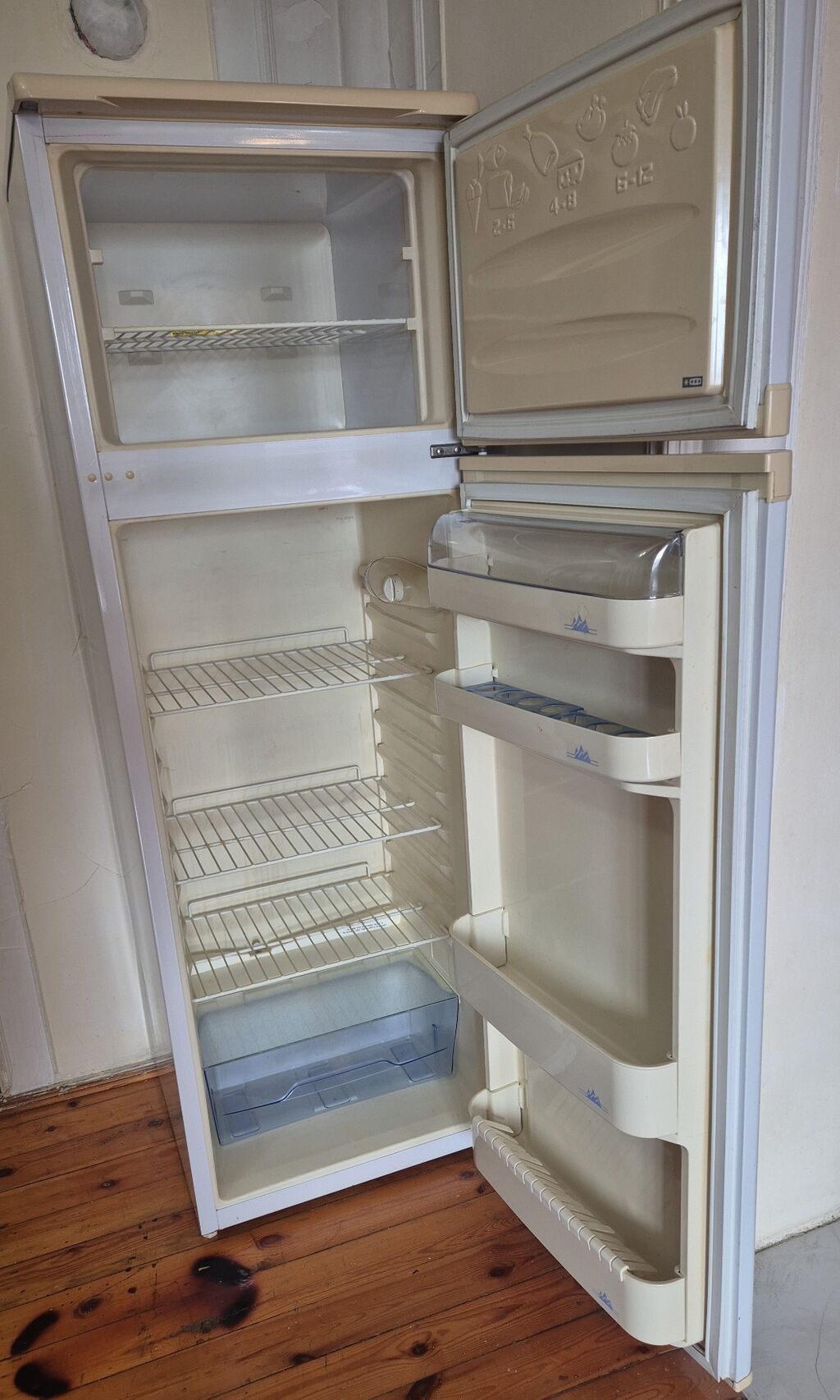 Beko iki qapılı soyuducu - Üst hissədə dondurucu bölmə, metal rəflə — Soyuducular, Bakı (2)
