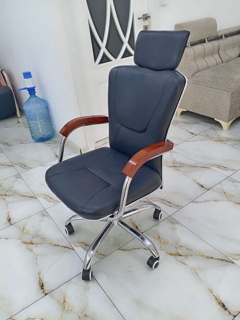 Erqonomik ofis kreslosu - Material: qara rəngli ekodəri oturacaq və — Bakı