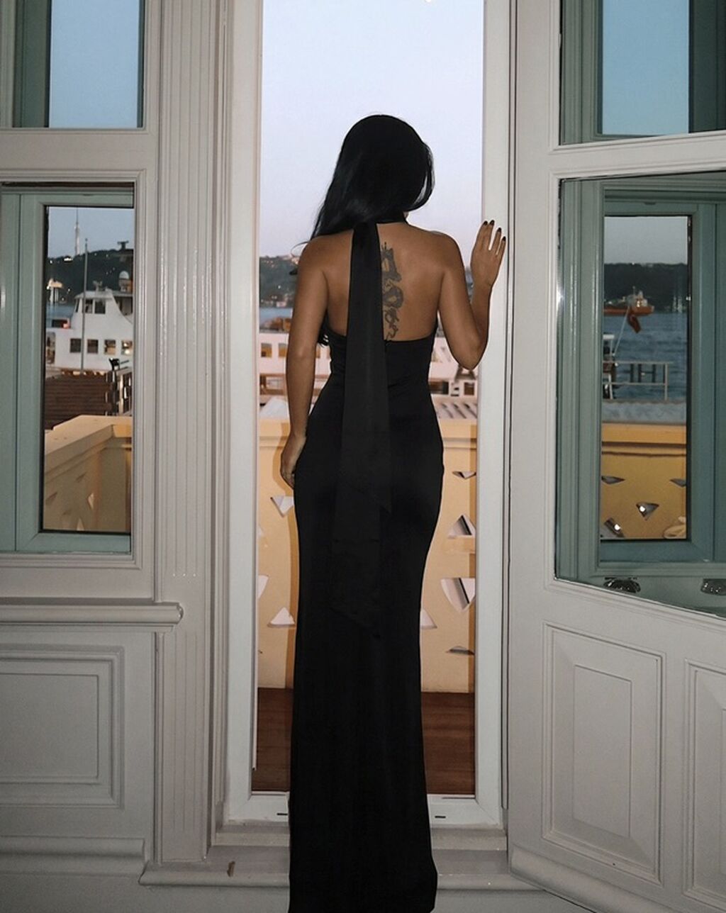 Qara rəngli uzun gecə libası. Model bədənə oturan, zərif siluetə — Axşam paltarları, Bakı (2)