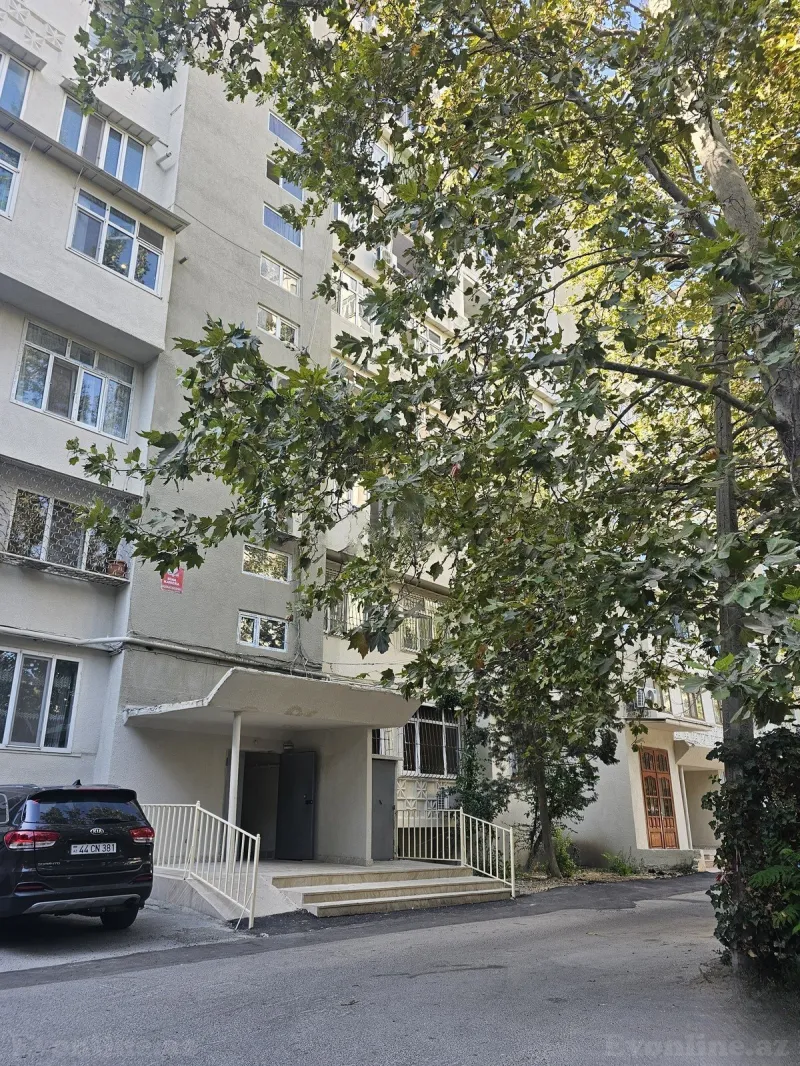 Satılır 3 otaqlı Mənzil Köhnə tikili 90 m² Bakı, Binəqədi r., Azadlıq prospekti m., 8-ci mikrorayon — Bakı