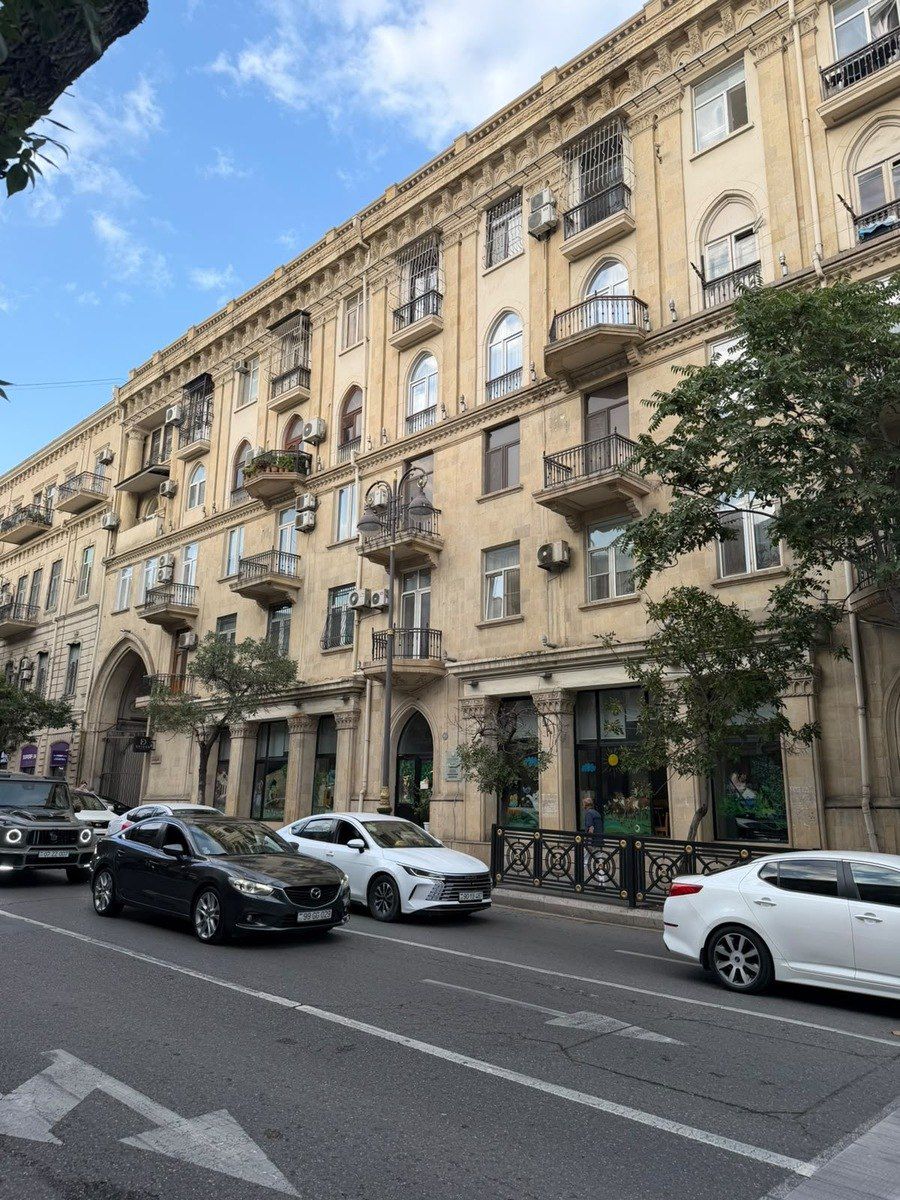 Satılır 4 otaqlı köhnə tikili 91.9 m² — Mənzil, Bakı