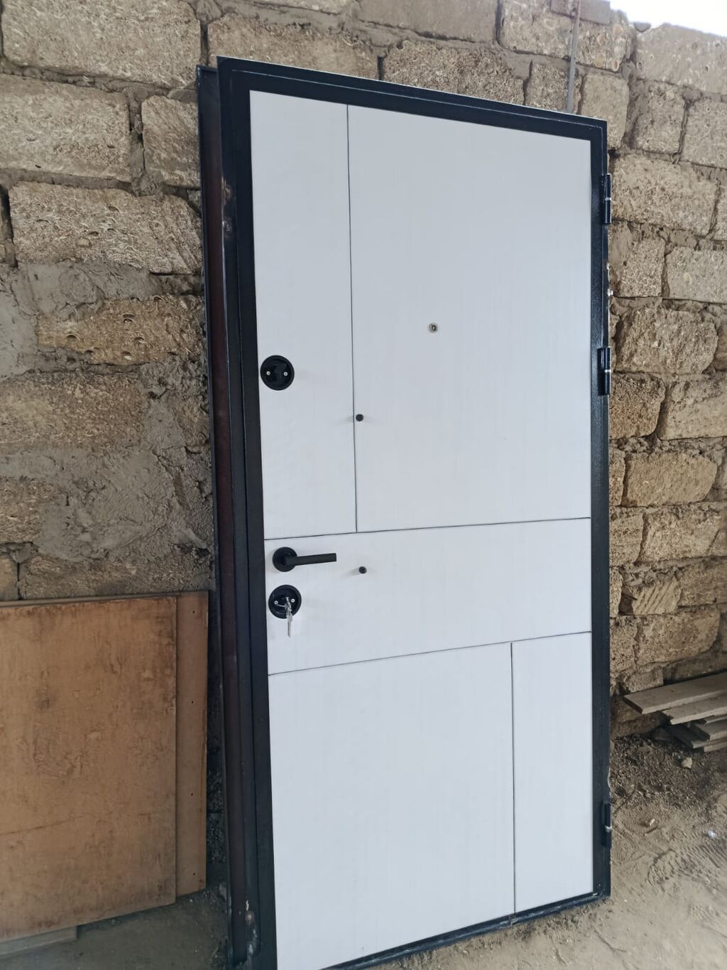 Seyf giriş qapi, 3eded eyni ölçüde, isdifade olunmayib tezediler — Pəncərələr, qapılar, balkonlar, Digah (3)