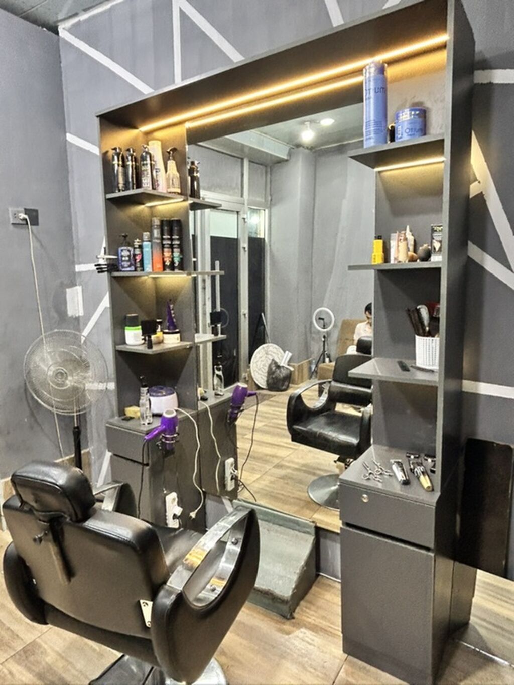 Peşəkar bərbər/ mebeli və bərbər kireslosu satılır.reyal alcı varsa — Salon mebeli, Bakı (2)